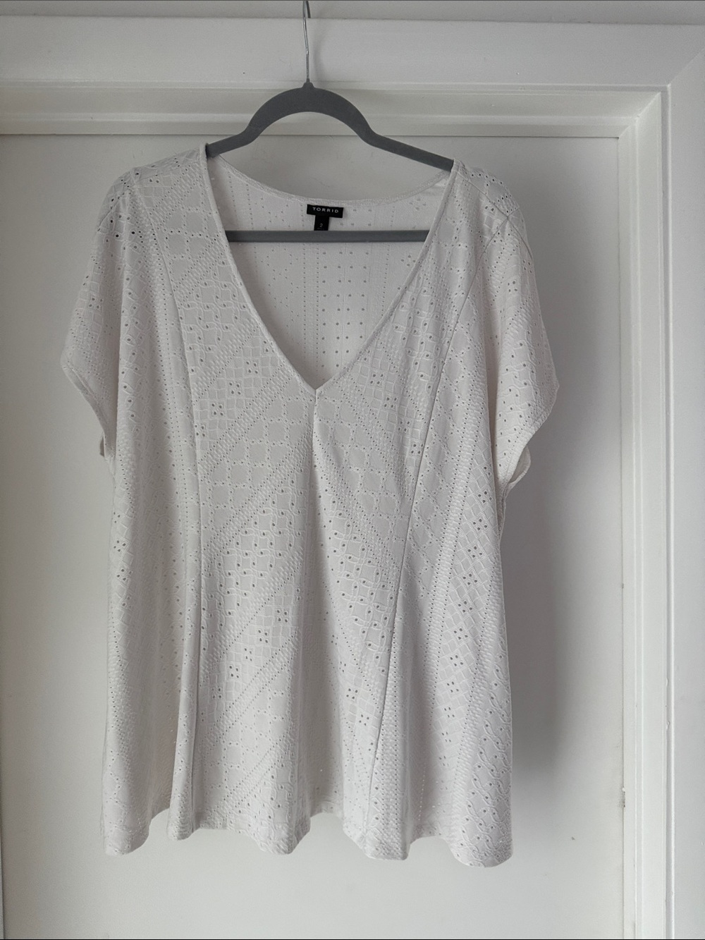 Torrid White Eyelet V-Neck Short Sleeve Tunic